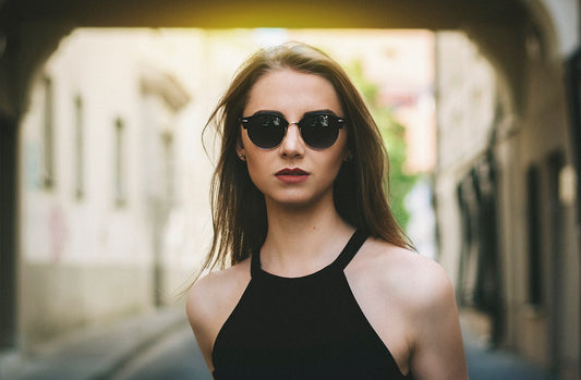 Woman wearing round sunglasses for square faces
